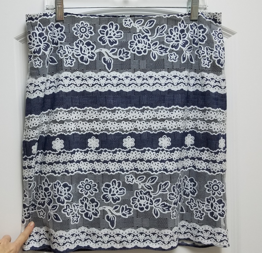 Kelly & Diane skirt, blue with white lace